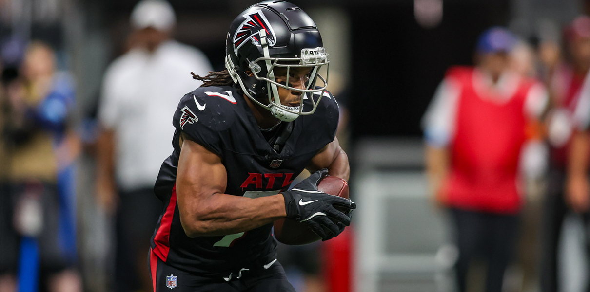 Sep 8, 2024; Atlanta, Georgia, USA; Atlanta Falcons running back Bijan Robinson (7) runs the ball against the Pittsburgh Steelers in the second quarter at Mercedes-Benz Stadium. Mandatory Credit: Brett Davis-Imagn Images